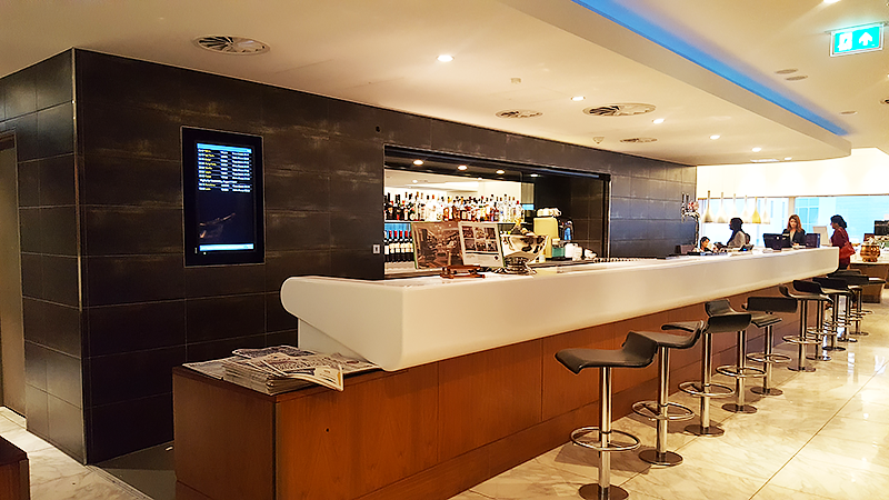 No 1 Lounge London Heathrow - Travel with Mia - Bar